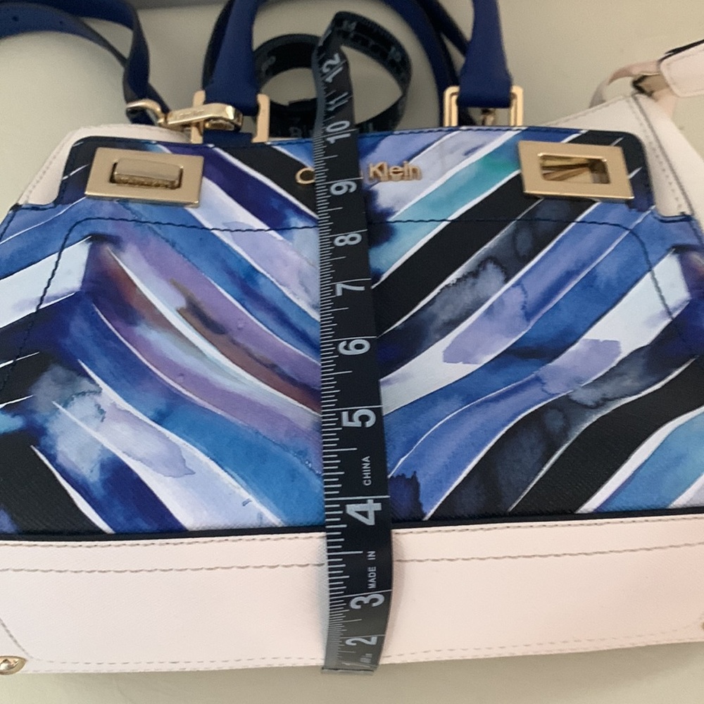 CALVIN KLEIN Crossbody satchel - White w/ blue Chevron  pattern & gold details. - Picture 15 of 16